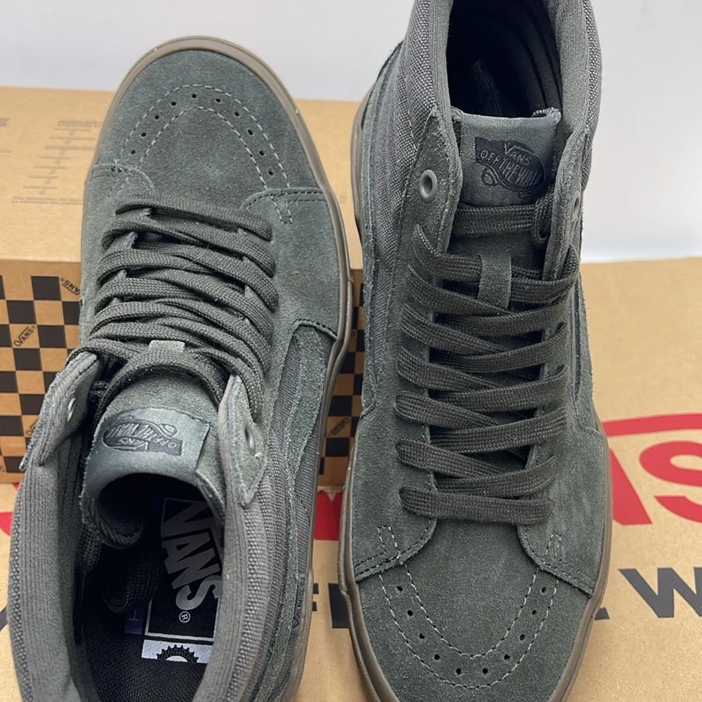 Vans • Men’s Bmx Sk8-Hi Dark Gray/Gum
VN0005V0BFD
Sneakers - Picture 12 of 16